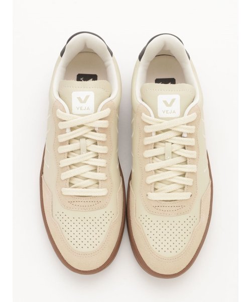 【VEJA】V90 / CENTRE－COMMERCIAL PIERRE V90