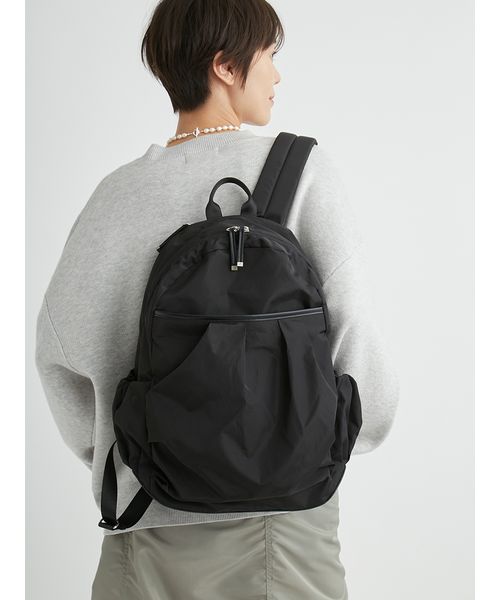 美品　ほぼ新品　emmi eco撥水レザーパイピングギャザーボディバックパック eco 撥水レザーパイピングギャザーボディーバックパック(バック