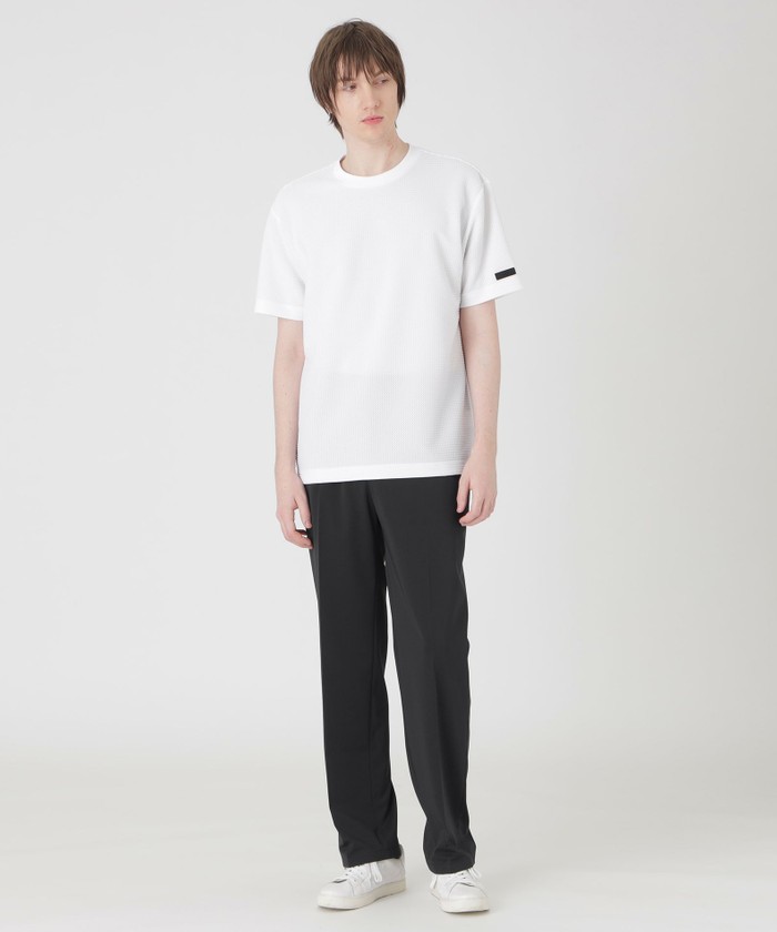でーでーさん様Tシャツ+パンツ 20代】半袖白Tシャツ×黒テーパードスラックスチノパン×黒靴
