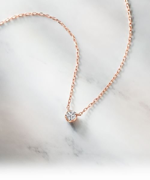 K10ピンクゴールドネックレス 商品説明繊細な爪でダイヤモンドの輝きを引き立てた、上品な一粒ネックレス。ピンクゴールドの柔らかな色合いが、女性らしい可憐な魅力を添えます。スタイルを選ばずに永く身に着けら P1950757251(14850円)