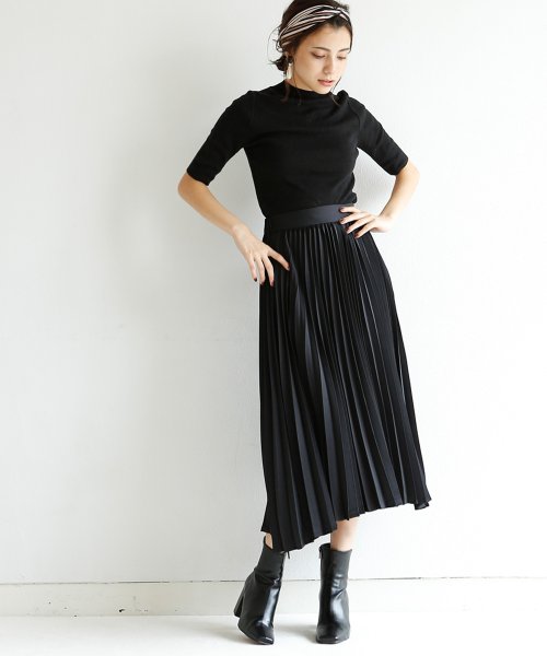 marjour(マージュール)/MATTE SATIN PLEATS SKIRT/ブラック