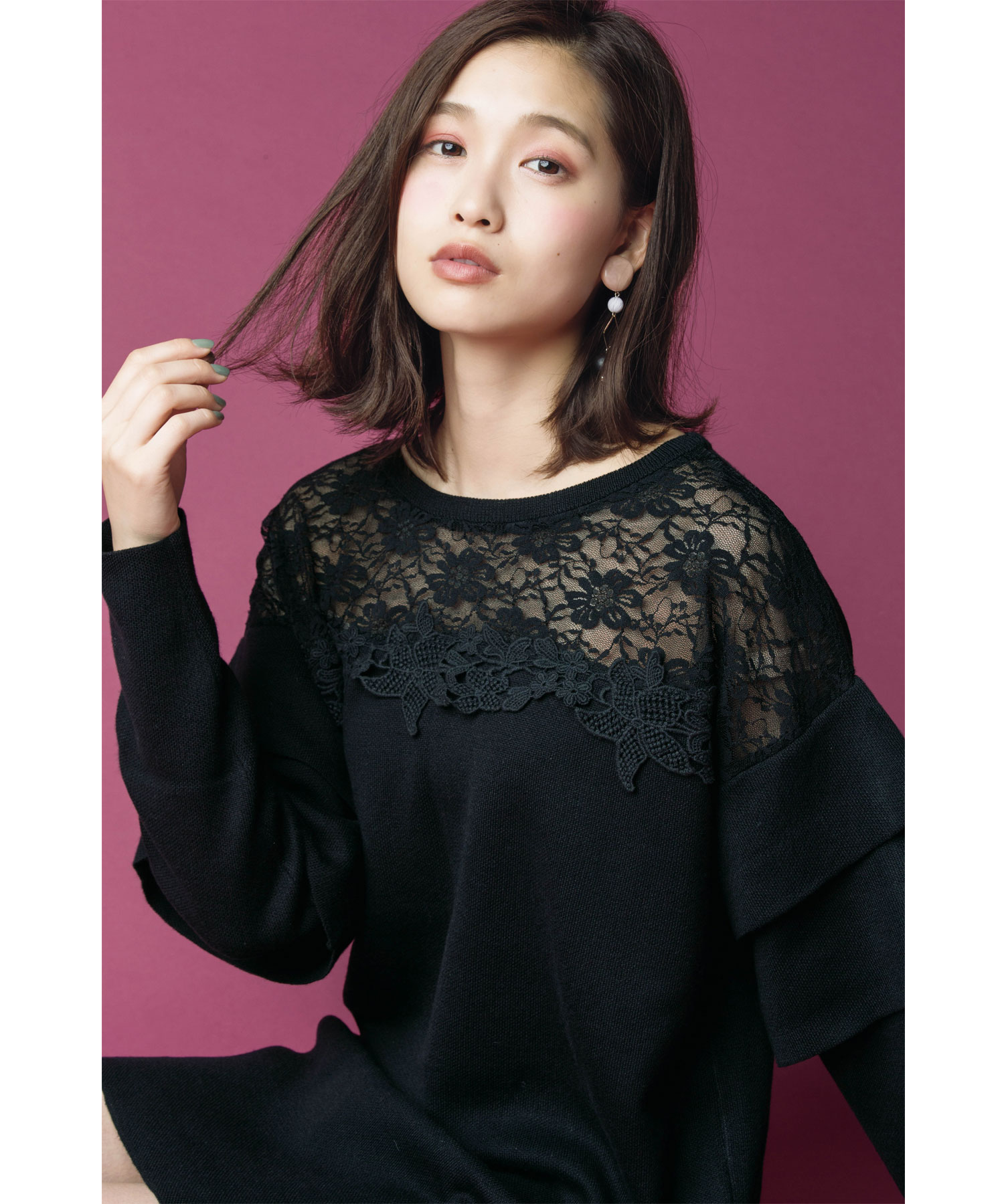 シアーデコルテモール刺繍ニット
