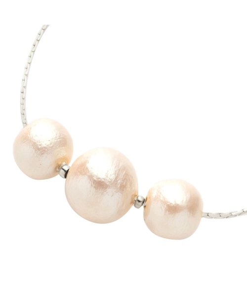 シーンを選ばない洗練されたデザイン 3連愛されコットンパールネックレス クリームドット Cream Dot Magaseek
