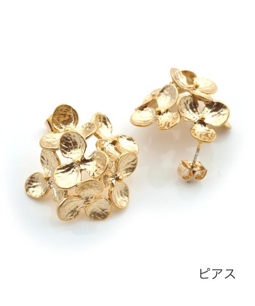 フラワーモチーフを束ねた 立体的なピアス イヤリング クリームドット Cream Dot Magaseek