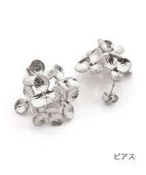 cream dot(クリームドット)/フラワーモチーフを束ねた、立体的なピアス/イヤリング/シルバー系1