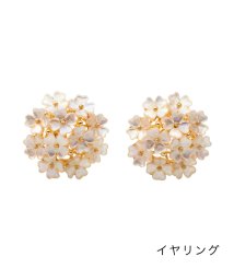 cream dot(クリームドット)/淡く艶めく小花を集めたブーケピアス/イヤリング/ホワイト