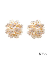 cream dot(クリームドット)/淡く艶めく小花を集めたブーケピアス/イヤリング/ホワイト系1