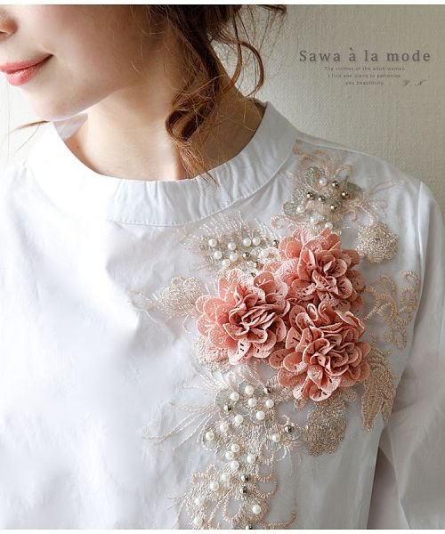 Sawa a la mode(サワアラモード)/ビジューと花コサージュ華やぐペプラムシャツ/ホワイト
