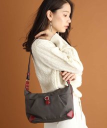 MK MICHEL KLEIN BAG(エムケーミッシェルクランバッグ)/【撥水】ナイロンショルダーバッグ/グレー×レッド