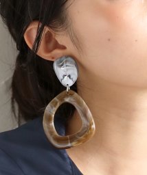 Bou Jeloud(ブージュルード)/カラーアクリルBIGピアス/キャメル