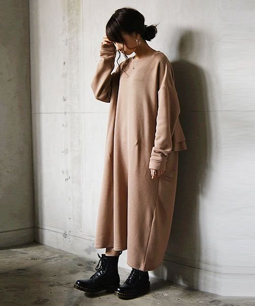 裏起毛バックフリルロングワンピース M L レディース 秋冬 ワンピース ベイクドベージュ モカ チャコール ブラック バックフリル ワンピ 裏起毛 暖かい アンドイット And It Magaseek