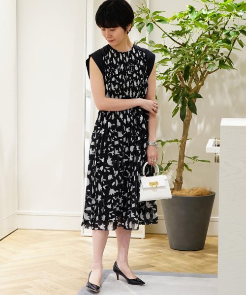 セール ランダムプリーツフラワープリント ノースリーブワンピース Tomorrowland Tomorrowland Magaseek