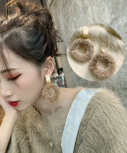 セール リングピアス レディース ファー付き アクセサリー もこもこ 揺れるピアス 小物 即納 ミニミニストア Miniministore Magaseek