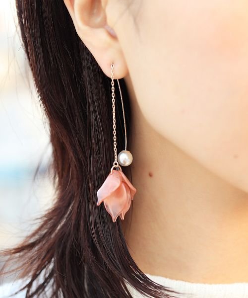 揺れるパール 花びらのアメリカンピアス ニノン Ninon Magaseek