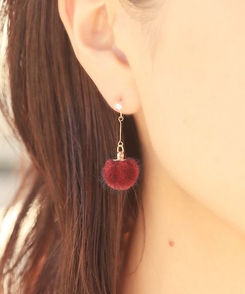 揺れる淡色小ぶりファーの樹脂ポストピアス ニノン Ninon Magaseek