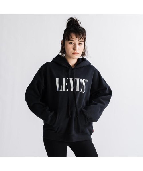 Levi's(リーバイス)/グラフィック2020フーディー TALL SERIF FOIL CAVIAR/BLACKS