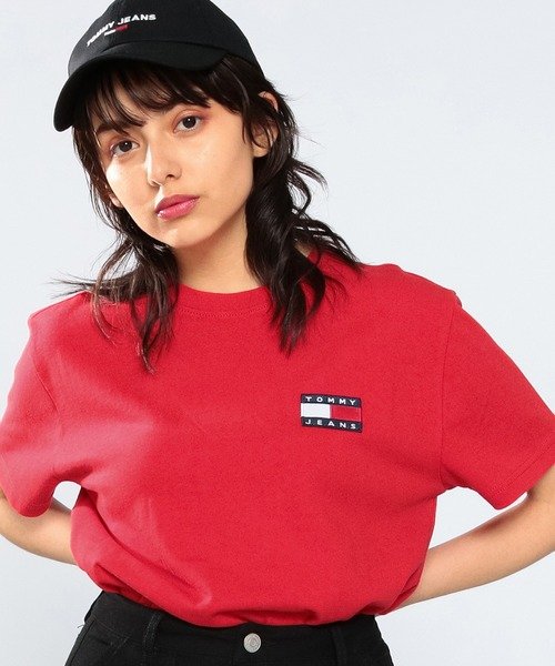TOMMY JEANS(トミージーンズ)/ロゴワッペンTシャツ /レッド