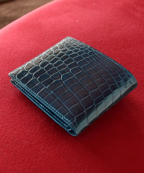 sankyoshokai(サンキョウショウカイ)/クロコダイルレザー折り財布シャイニング加工両カード/ブルー系1