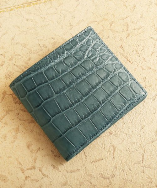 sankyoshokai(サンキョウショウカイ)/クロコダイルレザー折り財布マット加工両カード/ブルー