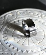 ＜マガシーク＞ メゾンムー silver925 7mm plane ring [pwo]/シルバー925 7ミリプレーンリング ユニセックス ブラック 15号 MAISON mou】画像