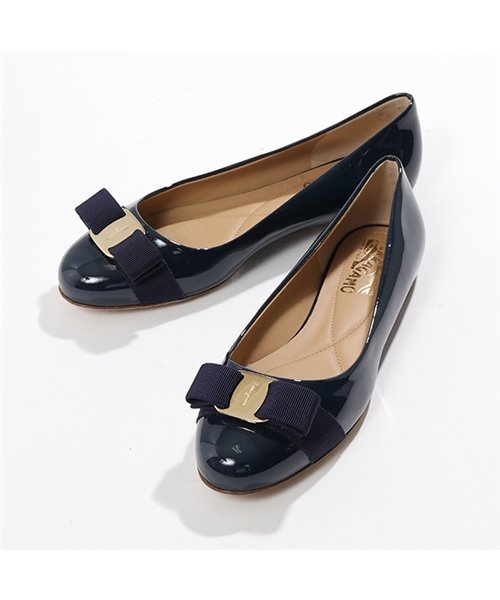 FERRAGAMO(フェラガモ)/【SALVATORE FERRAGAMO(サルヴァトーレフェラガモ)】VARINA 531538 パテント エナメル フラットパンプス リボン ロゴバックル O/ネイビー