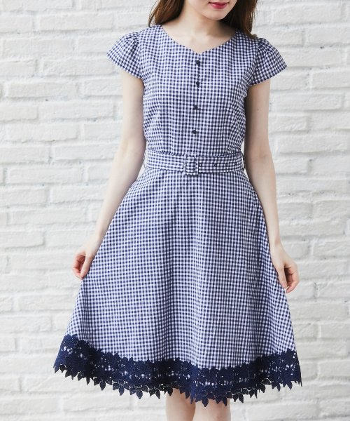 tocco closet(トッコクローゼット)/ベルト付きフラワーレース装飾ギンガムチェックワンピース/ネイビー