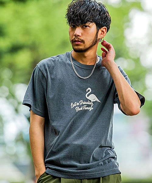 ＜マガシーク＞ シルバーバレット CavariAピグメントフラミンゴプリントクルーネック半袖Tシャツ メンズ ブラック 46（L） SILVER BULLET】