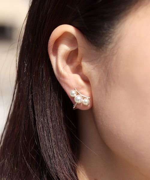 クーポン 3連パールのカーブイヤリング ニノン Ninon Magaseek クーポン 3連パールのカーブイヤリング ニノン Ninon Magaseek