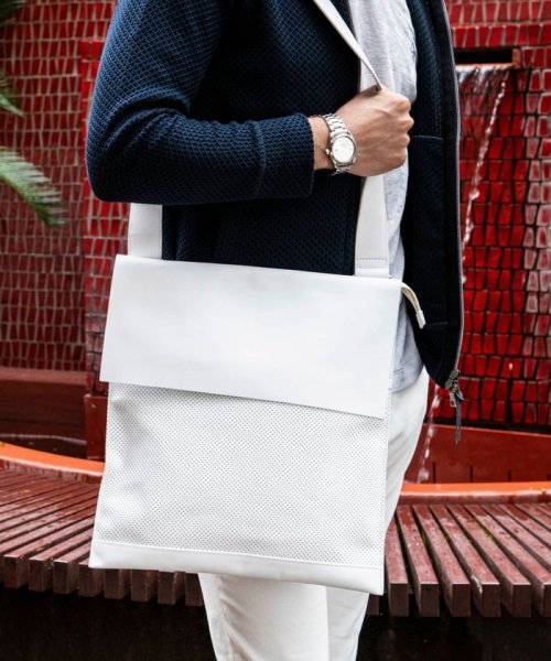 Safari6月号掲載 スムースレザーフラットショルダーバッグ Hankyu Men S 阪急メンズ