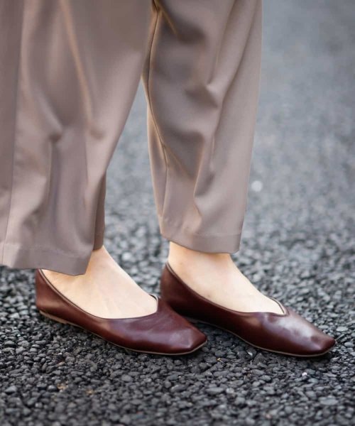 セール 人気アイテムがこの秋にも登場 スクエアトゥｖカットフラットパンプス Web限定サイズ アー ヴェ ヴェ A V V Magaseek