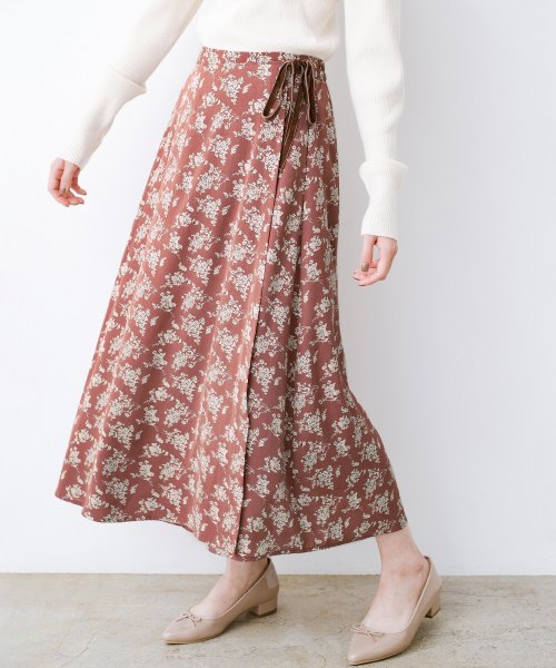 シンプルトップスを合わせるだけで印象アップ間違いなしの花柄ロングフレアースカート ハコ Haco Magaseek