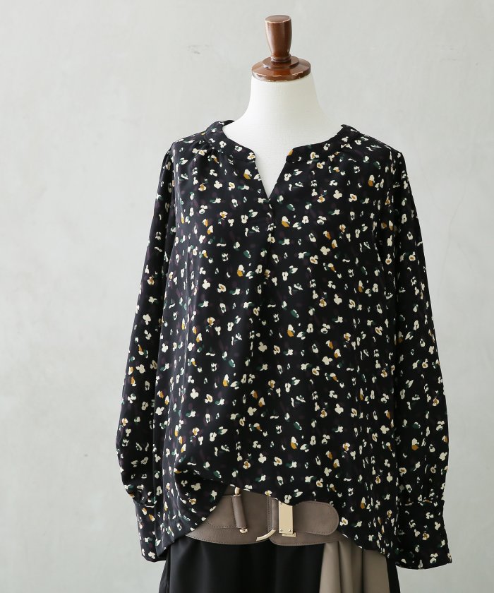 ＜マガシーク＞ オシャレウォーカー 『ボリューム袖×キーネック花柄ブラウス』 レディース ブラック 1（M〜L） osharewalker】