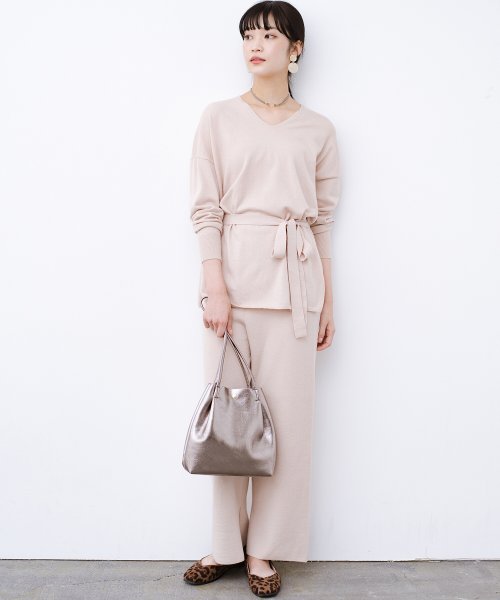 楽ちんなのにオシャレに見えて着まわしやすい ｖネックニットとパンツのニットアップ ハコ Haco Magaseek