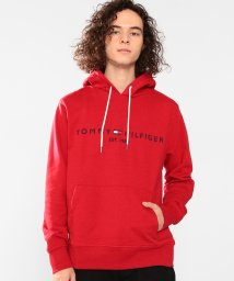 TOMMY HILFIGER(トミーヒルフィガー)/ロゴフリースフーディ/レッド