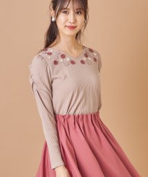 tocco closet(トッコクローゼット)/フラワーモチーフ装飾パワーショルダーリブカットプルオーバー/BEIGE