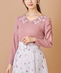 tocco closet(トッコクローゼット)/フラワーモチーフ装飾パワーショルダーリブカットプルオーバー/PINK