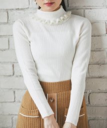 tocco closet(トッコクローゼット)/パール装飾フリル付きタートルネックリブニットプルオーバー/Ivory