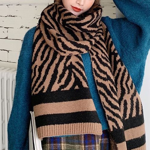 セール モノトーンのカウ柄が斬新で可愛い大判のマフラー ファッションのアクセントに メゾンドラティール Maison De Latir Magaseek セール モノトーンのカウ柄が斬新で可愛い大判のマフラー ファッションのアクセントに メゾンドラティール Maison De Latir Magaseek