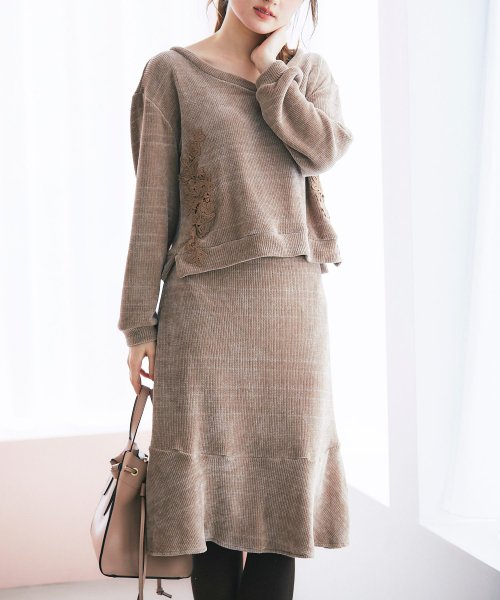 tocco closet(トッコクローゼット)/フラワーレース装飾Ｖネックトップス×フレアスカートのモールニットソーセットアップ/BEIGE