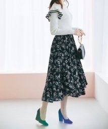 tocco closet luxe(トッコクローゼットリュクス)/フラワープリントラップ風イレヘムスカート/BLACK