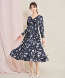 tocco closet(トッコクローゼット)/飾りくるみ釦付きシャーリングフラワープリントワンピース/NAVY