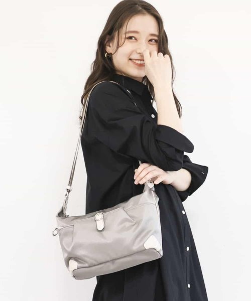 MK MICHEL KLEIN BAG(エムケーミッシェルクランバッグ)/【撥水】バックルデザインショルダーバッグ/グレー