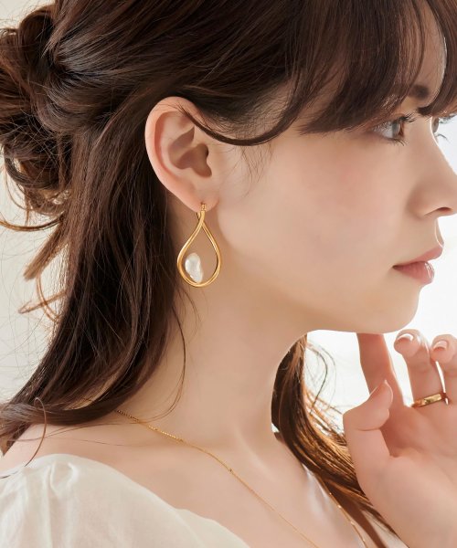 ツイストウォーターパールピアス ゴールド フィービィー Phoebe Magaseek ツイストウォーターパールピアス ゴールド フィービィー Phoebe Magaseek