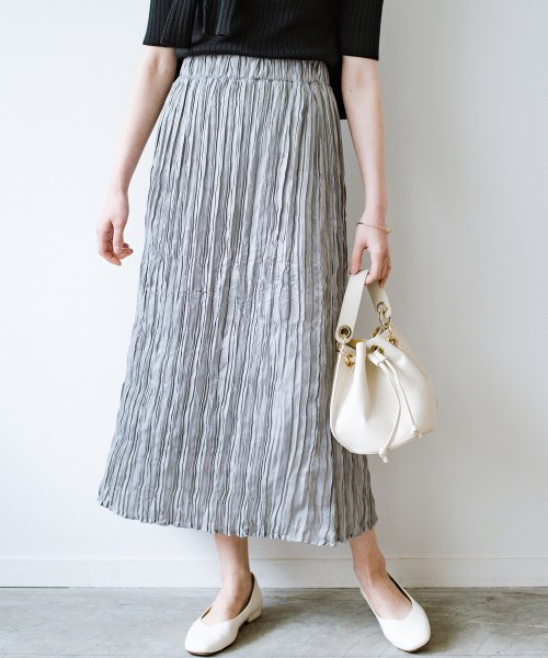 着心地楽ちんにおめかしできる しわを気にせず楽しめるtシャツにもニットにも合うサテンワッシャースカート ハコ Haco Magaseek