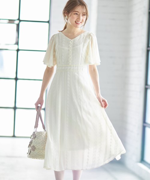 tocco closet(トッコクローゼット)/飾りくるみ釦付きハシゴレース×ストライプフラワー刺繍ワンピース/Ivory