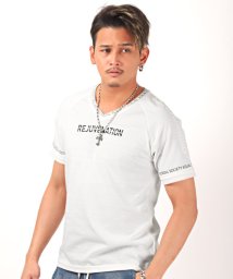 LUXSTYLE(ラグスタイル)/ラグランエンボスVネックTシャツ/Tシャツ メンズ 半袖 Vネック ロゴ プリント/ホワイト