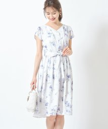 tocco closet(トッコクローゼット)/ウエストりぼん付きパール釦フラワープリントワンピース/BLUE