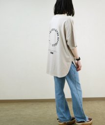 Fizz(フィズ)/【2021新作】バックロゴプリント裾ラウンド半袖Tシャツ myke SS/ベージュ