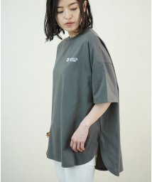 Fizz(フィズ)/【2021新作】バックロゴプリント裾ラウンド半袖Tシャツ myke SS/チャコールグレー
