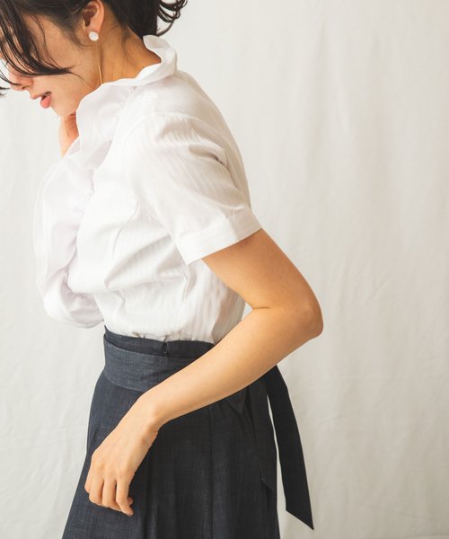 NARA CAMICIE(ナラカミーチェ)/サテンストライプフリル衿半袖シャツ/ホワイト